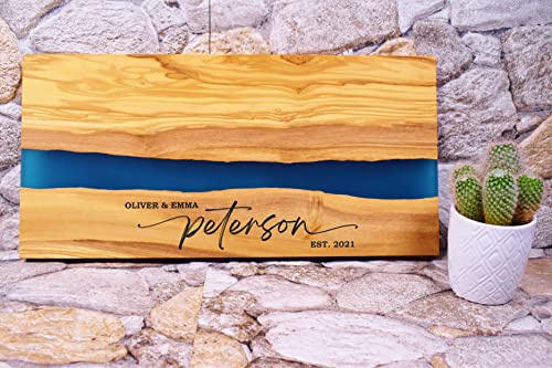 Servierbrett aus Olivenholz mit Epoxidharz und persönlicher Laser Gravur für Geburtstag, Vatertag. Holzbrett, Servierbrett, Frühstücksbrett, Käsebrett, Küchenbrett von Algis Crafts
