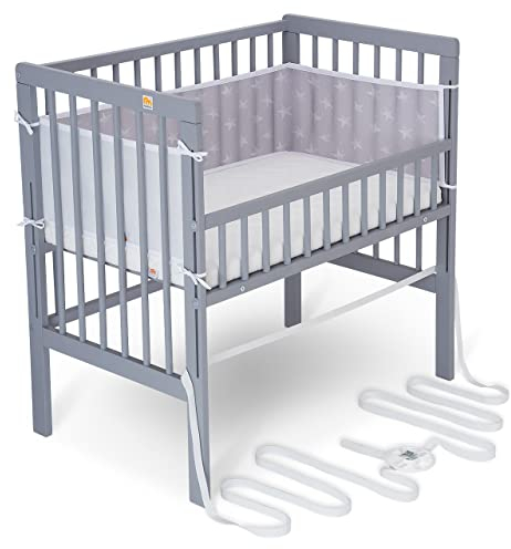 FabiMax Baby Beistellbett für Boxspringbett, TÜV geprüft 2022, inkl. Matratze und Nestchen aus Netzstoff, Buche massiv grau, Comfort/weiße Sterne auf grau