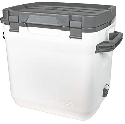 Stanley 1913 Adventure Outdoor Cooler 28,3 Liter - Camping Kühlbox - Passend für 2-Liter Flaschen - BPA-Frei - Deckel fungiert auch als Sitz - Robuste Isolierbox ohne Strom - Auslaufsicher - Weiß