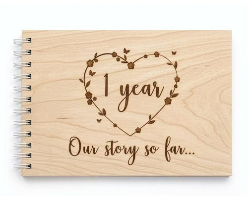 1 Jahr – Our Story So Far | Holzgraviertes Sammelalbum | Erinnerungsfotobuch | perfektes Geschenk für den 1. ersten Jahr Papierjubiläum (A5)