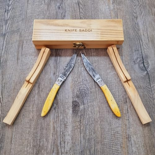 Generico Set 2 Coltelli Pattada Da Tavola manico in osso di tibia gialla lama in damasco con custodia in legno
