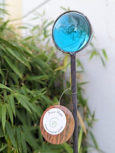 Zen Man Edelrost Gartenstecker H106cm mit Glaskugel 6 cm Gartendeko Stab aus Metall 032035 (Hellblau)