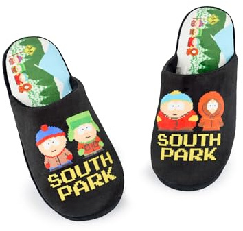 South Park Chaussons pour Hommes | Mules Noires pour Adultes avec Imprimé en Pixel de Cartman, Kenny, Stan & Kyle | Chaussons avec Imprimé Totalement sur la Semelle | Loungewear de Dessins Animés