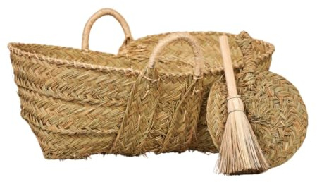 Leñero de Esparto, Asas Reforzadas, Regalo Escobilla y Aventador S 7148-1 | Leñero compacto de esparto con kit de limpieza para chimenea. Artesanía tradicional y gran resistencia para el día a día.