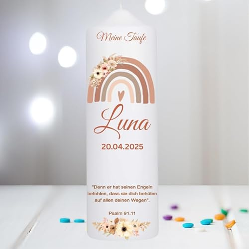 Eine personalisierte Taufkerze für Mädchen ist ein herzliches Geschenk für Paten oder Gäste, oft geschmückt mit Regenbögen und Blumen und individuell gestaltet mit Namen und Taufspruch.