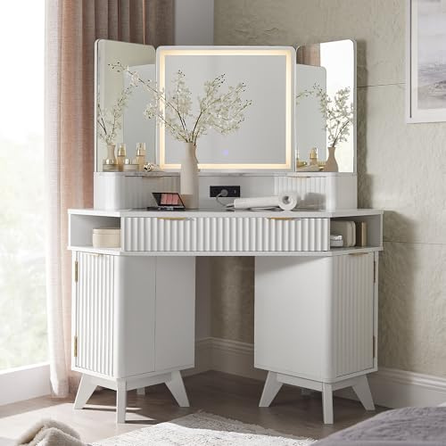 AetherWood Schminktisch mit Rillenoptik, 3-Wege-Spiegel & Beleuchtung, 122 cm Eck-Kosmetiktisch mit Glasplatte, 3 Schubladen, Stauraum & Ladestation, Weiß