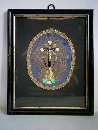Jesus am Kreuz - Klosterarbeit mit farbigen Ornamenten auf Baumblatt, im ovalen Ausschnitt, bekränzt von goldfarbener Bordüre
