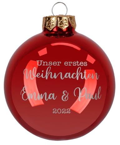 Herz & Heim® Weihnachtskugel aus Glas mit persönlicher Gravur/Rot oder Weiß/Matt oder Hochglanz/Ø 8 oder 10 cm/Verschiedene Motive Ø 8 cm, Rot Hochglanz, Unser erstes Weihnachten