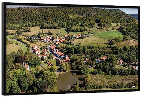artboxONE Poster mit schwarzem Rahmen 75x50 cm Natur Das Dorf Holzhausen - Bild herleshausen Felder herleshausen