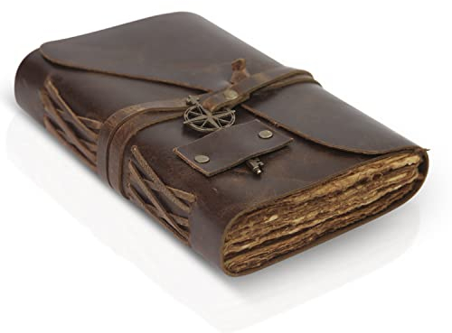Wanderings Vintage Notizbuch Leder - 18 x 13cm - Antikes, Handgemachtes Leder Notizbuch Mit Rustikalem Büttenrandpapier - Perfekt Zum Gestalten, Als Skizzen, Erinnerungs, Tagebuch
