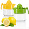 COM-FOUR® 2x presse-citron en verre avec accessoire en plastique - presse-agrumes pour citrons, oranges et citrons verts - presse-agrumes à main - carafe à jus (02 pièces - presse-agrumes vert/jaune)