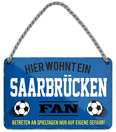 Hier wohnt ein Saarbrücken Fan Blechschild - Metallschild mit Kordel und Saugnapf - Fussball Fans Ultras Anhänger Begeisterte - Wanddeko Türdeko Man Cave Jugendzimmer Werkstatt Wohnzimmer - 18x12cm