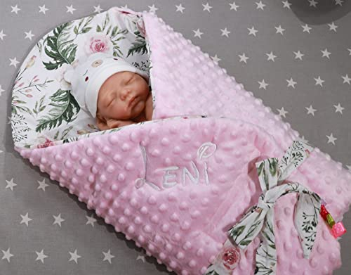 BotoBaby ★ Zweilagige Einschlagdecke Babydecke mit Namen und Datum Bestickt ★ Minky Hörnchen ★ Baumwolle ★ Füllung ★ 75x75 cm ★ (Hellrosa - Blumen)