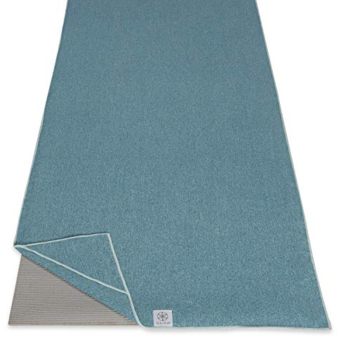 Gaiam Yoga-Handtuch – Mattengröße, Active Dry, rutschfest, feuchtigkeitsableitend, schweißabsorbierend, Mikrofaser, Hot Yoga-Handtuch für Damen und Herren, Ecktaschen (177,8 cm lang x 66 cm breit),