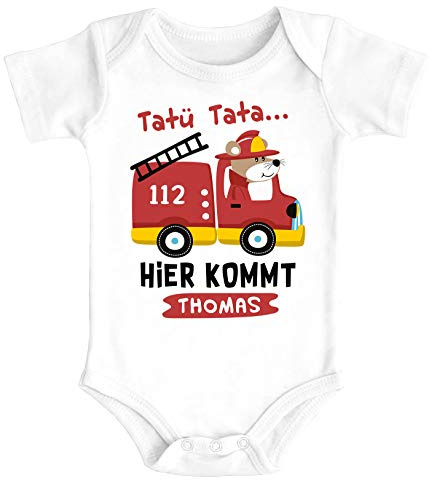 SpecialMe® Baby Body mit Namen bedrucken lassen Feuerwehr-Auto Tatütata hier kommt [Wunschname] kurzarm Bio Baumwolle weiß 3-6 Monate