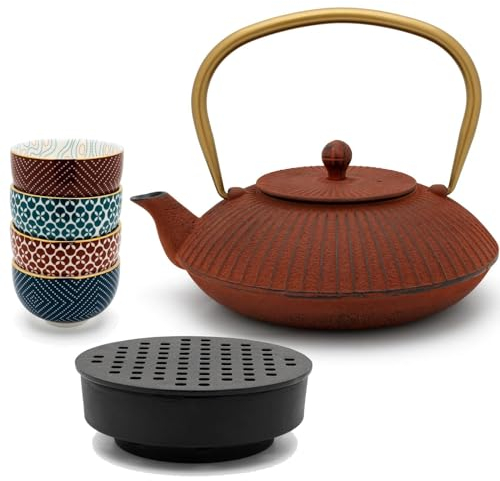 Bredemeijer flache rote Teekanne 1.1 Liter Gusseisen - Gusskanne Set im asiatischen Stil & Edelstahl Tee-Filter Sieb-Einsatz für losen Tee & 4 Porzellan Tee-Becher & Teewärmer