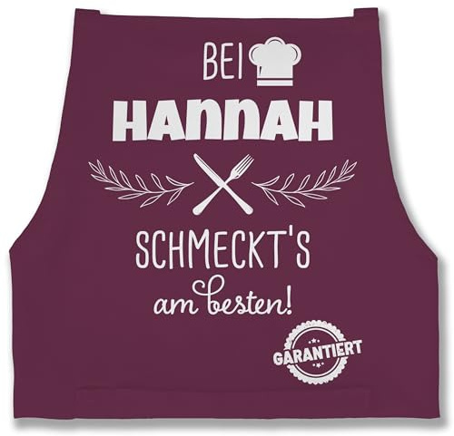 Geschenk mit Namen personalisiert by Shirtracer - Schürze - Kochschürze - Bei Name schmeckts am besten I Geschenk Kochen Oma I Mama I Opa I Papa