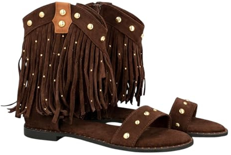 100689 Sandalia plana estilo boho para mujer con diseno de flecos y detalles metalicos, estructura tipo botin abierto, tachuelas decorativas, suela acolchada ideal uso diario. Marron Talla 38