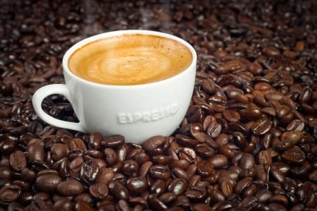 adrium Immagine composita in alluminio 110 x 70 cm: tazza di caffè espresso mattina sullo sfondo di chicchi di caffè tostato scuro, vaporante con crema schiumosa sulla punta (4631580)