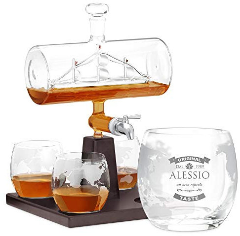 Maverton Decanter per Whisky in vetro - incisione personalizzata - Caraffa da 1000 ml con una nave all’interno + 4 Set bicchieri whisky - idea regalo per l’uomo - original