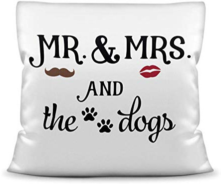 PfotenSchild Kissen mit Spruch inkl. Kissenfüllung - Mr & Mrs and The Dogs - Dekokissen mit Hundespruch - Persönliche Geschenkidee für Hundebesitzer