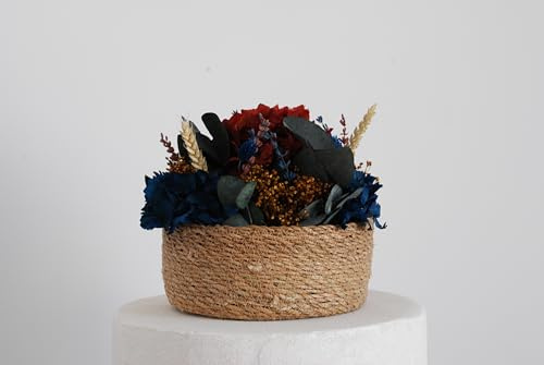 Querida Margarita – Centro Calobra de Flores preservadas en Cesta de Yute (Hortensia, eucalipto, Lavanda y espigas) · Hecho a Mano en España. 22x15 cm.