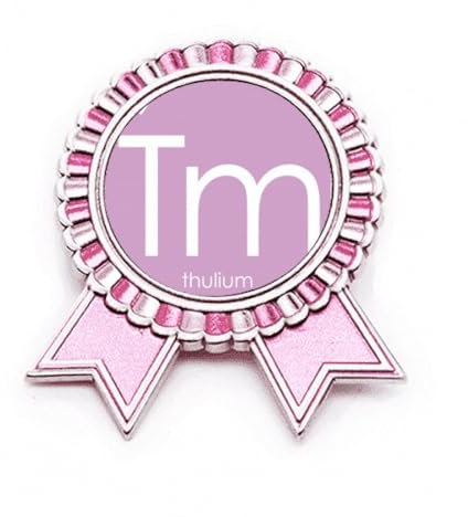 Chestry Elements Brosche mit Lanthanid-Thulium-TM-Brosche, Anstecknadel, Rosa, Gewinner-Auszeichnungsmedaille, M, Metall
