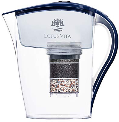 Lotus Vita FAMILY div. Farben - Wasser Filterkanne mit Kartusche, Reduziert Kalk Chlor Blei aus Leitungswasser durch Aktivkohle Ionentauscher, BPA-frei (blau)
