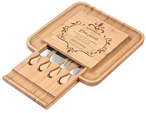 MAVERTON Planche à fromage avec gravure pour couples - Set de 4 accessoires pour fromage - En bois - 34x34cm - Cadeau pour couple - Cadeau d’anniversaire - Remerciement