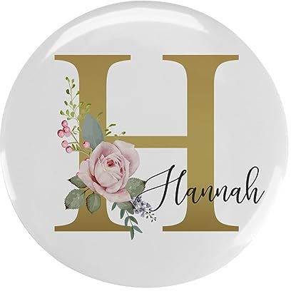 Herz & Heim® Witziger Button zum Anstecken/Geschenkidee für verschiedene Anlässe / 2 Größen (98 mm, Name und Initiale)