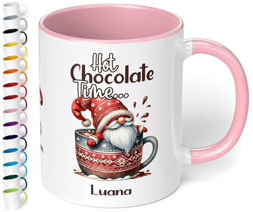 True Statements Lustige Weihnachtstasse personalisiert „Hot chocolate time“ Wichtel-Motiv 330ml Keramik Becher mit Namen – Geschenk zu Weihnachten (Rosa)