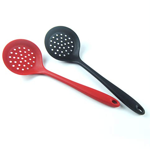 Pssopp Mestolo per Schiumarola in Silicone, Cucchiaio Morbido Leggero con Manico Lungo per Filtrare Verdure e Olio, Utensile da in Nylon Rivestito in Silicone di Alta qualità (rosso)