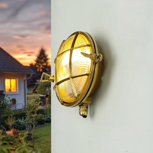 Licht-Erlebnisse Außenwandleuchte Messing Glas IP64 Balkon Terrasse H:18 cm E27 Bullauge Riffel Rustikal Maritime Außenlampe Wand SKIATHOS