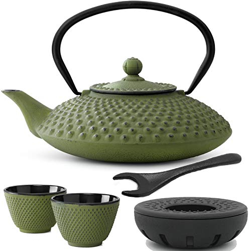 Bredemeijer Teekanne asiatisch Gusseisen Set 1.25 Liter - grüne Gusskanne mit Henkel & Edelstahl Tee-Filter Sieb-Einsatz für losen Tee & 2 Teebecher (Tassen) gusseisernen Stövchen & Deckelheber