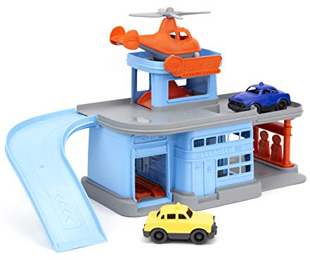Green Toys 8601312, Parkgarage mit Hubschrauber und 2 Autos, Spielfahrzeuge Werkstatt und Parkhaus, Spielset für Kinder ab 3 Jahren