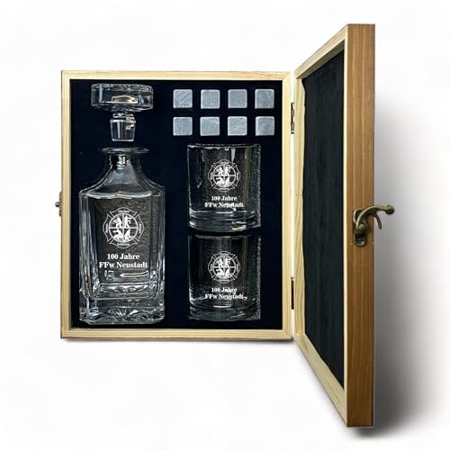 Whisky Set Feuerwehr Gravur und Wunschtext Karaffe 700 ml und Gläser personalisiert Holzbox Geschenk (Motiv 2: Retten - Löschen - Bergen - Schützen, Box mit 1 Karaffe, 2 Gläsern und 8 Whisky-Steinen)
