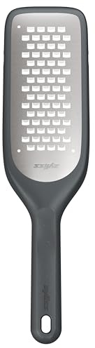 Zyliss Coarse Grater – Handheld Cheese & Vegetable Grater with Stainless Steel Blade & Wheat Straw Handle – Ideal for Hard Cheese, Carrots, Apples & More – Includes Protective Cover Doubles as Scraper