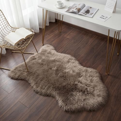 JXLOULAN Faux Schaffell Teppich Grau Braun 50x80 cm, Weicher Flauschiger Longhair Fell Lammfellimitat Teppich für Wohnzimmer Deko Stühle Sofa Schlafzimmer