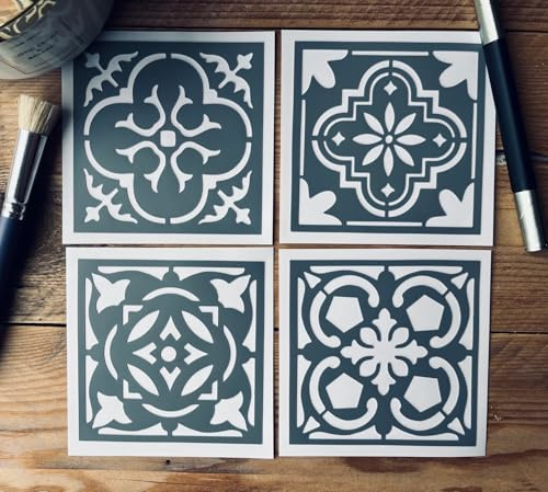Pochoirsdeco.fr - Set de 4 Mini Pochoirs Décoratifs en PVC, Motif Carrelage et Faïence, Style Carreau de Ciment, 10 x 10 cm (chacun), Réutilisable et Auto-adhésif.