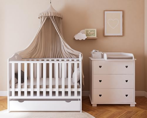 zee Babyzimmer Set Weiß Babybett 120x60 2in1 Bella Mit Schublade und Schutzbarriere + Wickelkommode Herzen Mit Wickelaufsatz 3 Schubladen