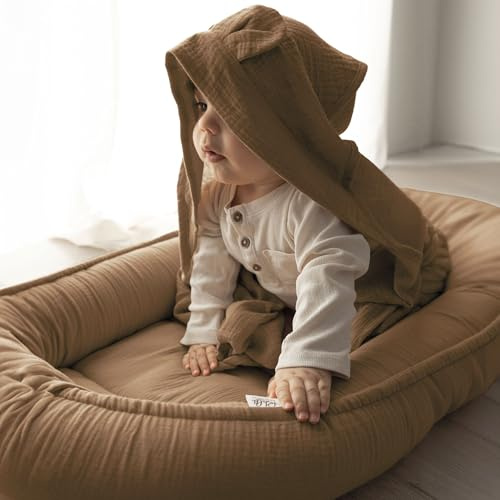 PaLulli® 2-seitig Musselin Babynestchen mit Pucktuch, Atmungsaktive Musselin - Handtuch mit Kapuze und eingenähten Ohren 100% Musselin Oeko TEX Kuschelnest Kokon für Babybett (Braun)
