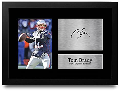 HWC Trading Tom Brady Geschenkidee: Gedrucktes, signiertes Autogrammfoto für Fans von American-Football-Memorabilia - A4 Gerahmt