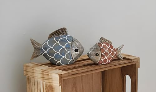 Dekoleidenschaft 2X Dekofigur Fisch aus Holz, Maritime Deko, bunt, 7 + 9 cm hoch, Dekofische, Figur, Fischfigur zum Hinstellen für Bad, Küche, Wohnzimmer, Tischdeko, Holzdeko, Holzfische