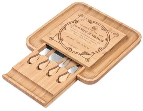 MAVERTON Planche à fromage avec gravure pour couples | Set de 4 accessoires pour fromage, En bois, 34x34cm, Cadeau pour couple, Cadeau d’anniversaire, Jour