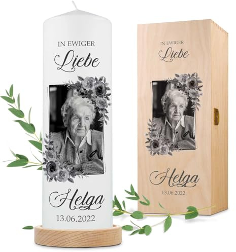 GRAVURZEILE Bedruckte Kerze - In ewiger Liebe - Personalisierte Kerze mit eigenen Namen, Datum & Foto - Trauerkerze zur Beerdigung oder als Andenken - Hochwertige Stumpenkerze Weiß 250/80 mm