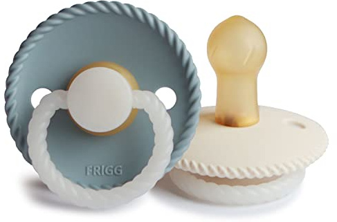 FRIGG Rope Latex Nacht Leucht-Schnuller | Schnuller 2 Packung | Symmetrischer Sauger in Kirschform | BPA-frei | Hergestellt in Dänemark | (Stone Blue Night/Cream Night, Größe 1 (0-6 Monate))