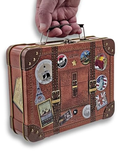 MediMuc Antik Koffer - Keksdose mit beweglichem Griff, stabilem Schnappschloss und bunten Stickern - lebensmittelecht - Volumen 2.0L - Maße: 20,7 x 16,0 x 6,2 cm