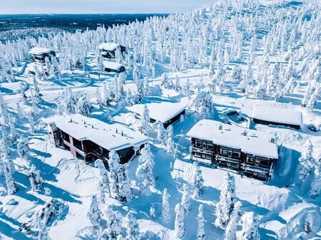 adrium Quadro su tela 70 x 50 cm: vista aerea di una capanna di legno e alberi innevati in inverno, Finlandia Lapponia, fotografia droni dall'alto (139411063)