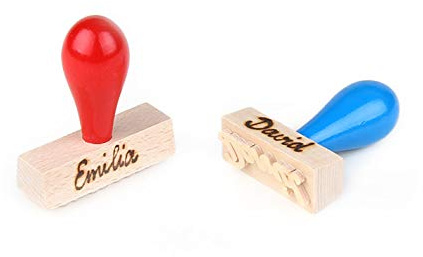Julian Brink Kinder Namensstempel – Personalisierter Holzstempel mit Individueller Gravur aus Natürlichem Holz – Handmade – Wählbar in Rot oder Blau