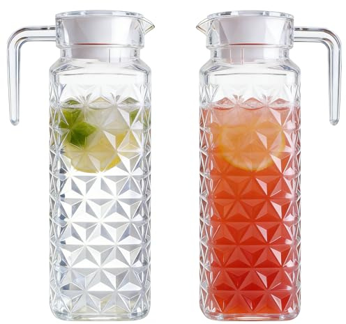 TOATELU 2 Stück Klare Wasserkrug mit Deckel 1,1L: Transparente Saftkanne aus Acryl, Kunststoff Eistee Krug mit Griff, Getränkekaraffe für Wein, Kaffee, Kaltes und Heißes Wasser